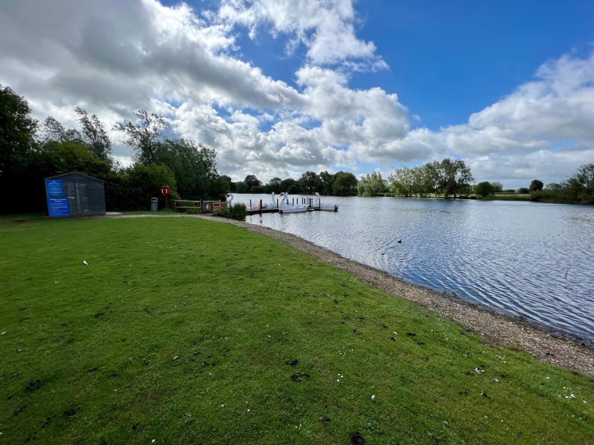 Willow Lodge South Cerney Exterior photo