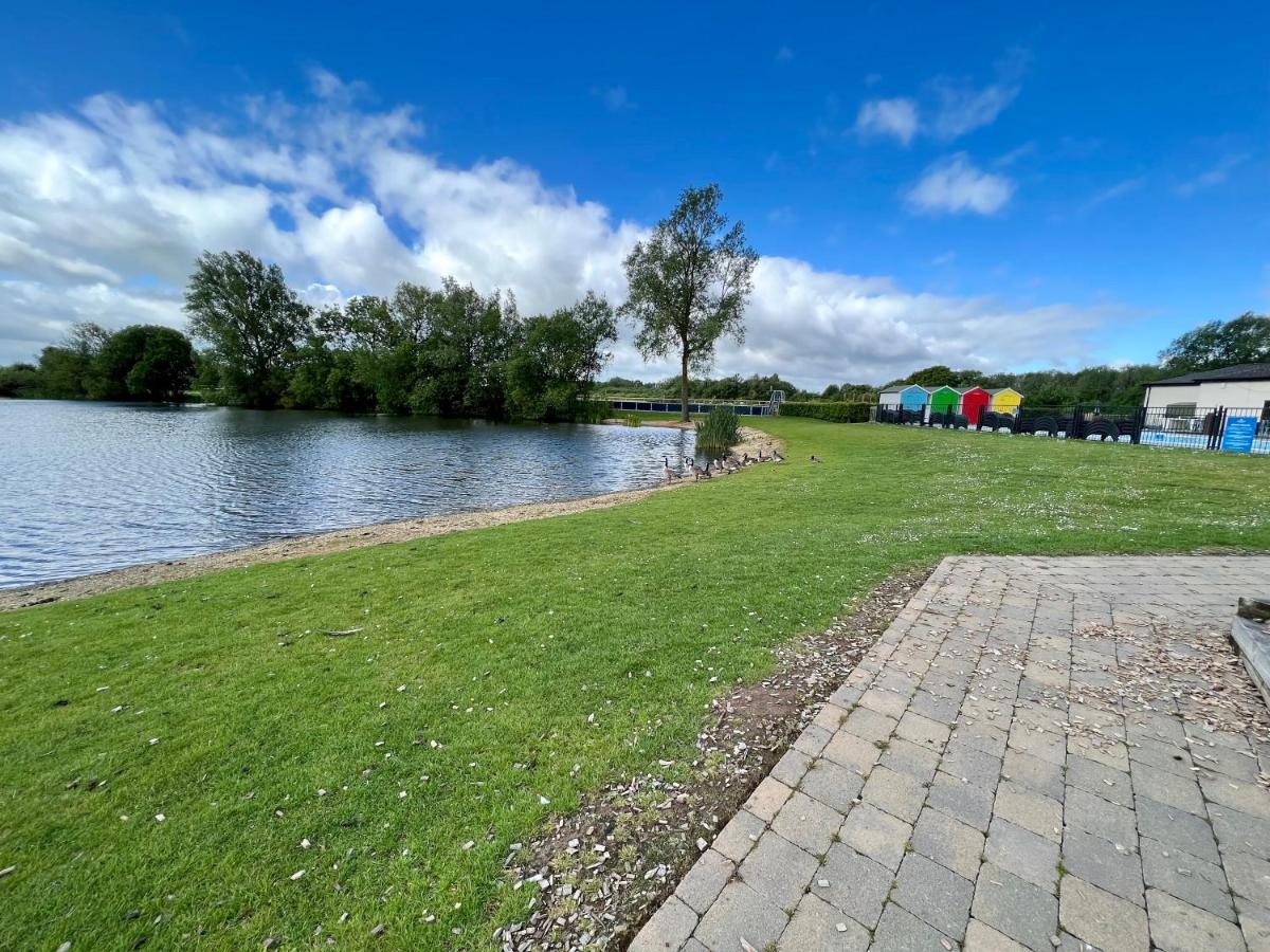 Willow Lodge South Cerney Exterior photo